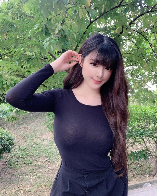 Chỉ mặc duy nhất style đồ bó, cô nàng streamer / hot girl gợi cảm khiến người xem không thể rời mắt - Ảnh 4.