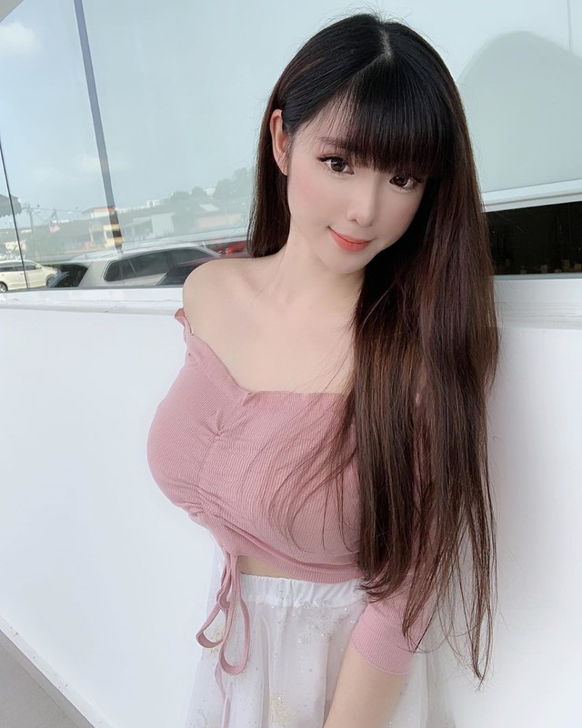 Chỉ mặc duy nhất style đồ bó, cô nàng streamer / hot girl gợi cảm khiến người xem không thể rời mắt - Ảnh 9.