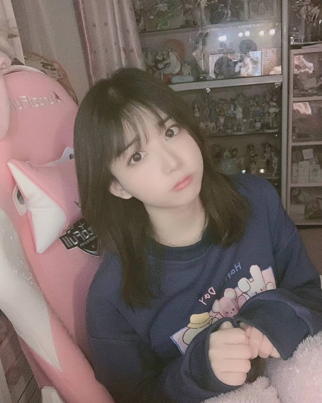 Mặt học sinh nhưng vóc dáng phụ huynh, cô nàng streamer khiến fan thừa nhận: Idol chẳng giỏi gì đặc biệt, nhưng chỉ cần lên sóng là đủ vui rồi - Ảnh 1.