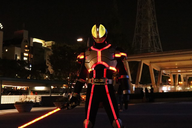 Lác mắt trước độ chịu chơi của cosplayer khi hóa thân thành Kamen Rider Faiz - Ảnh 1.