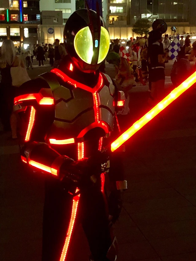 Lác mắt trước độ chịu chơi của cosplayer khi hóa thân thành Kamen Rider Faiz - Ảnh 12.