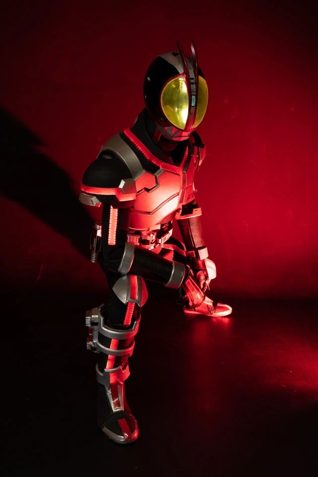 Lác mắt trước độ chịu chơi của cosplayer khi hóa thân thành Kamen Rider Faiz - Ảnh 6.