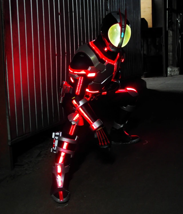 Lác mắt trước độ chịu chơi của cosplayer khi hóa thân thành Kamen Rider Faiz - Ảnh 4.