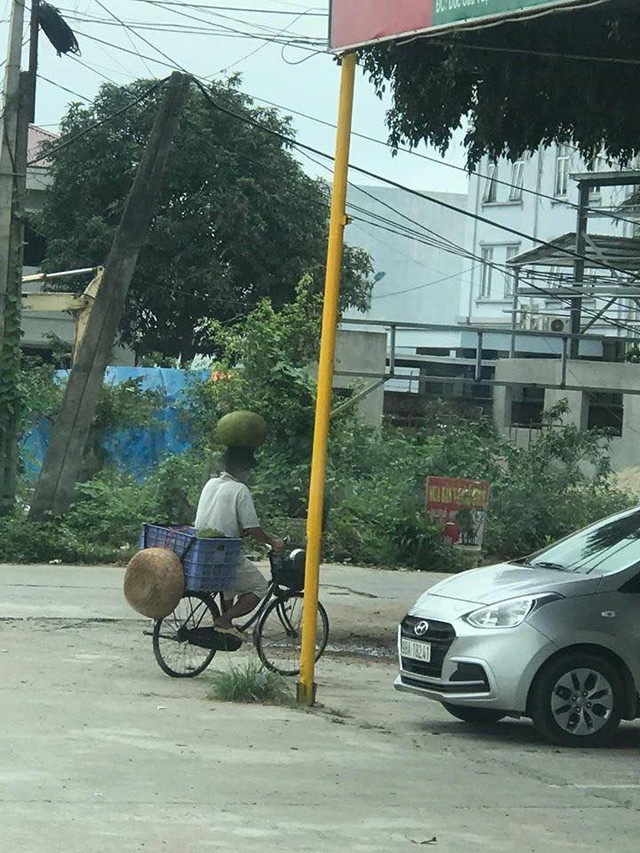 Phát hiện cao thủ đầu đội mít siêu to khổng lồ, chân đạp xe cực lụa khiến cộng đồng mạng trầm trồ Người thông minh phải biết sử dụng cái đầu - Ảnh 2.