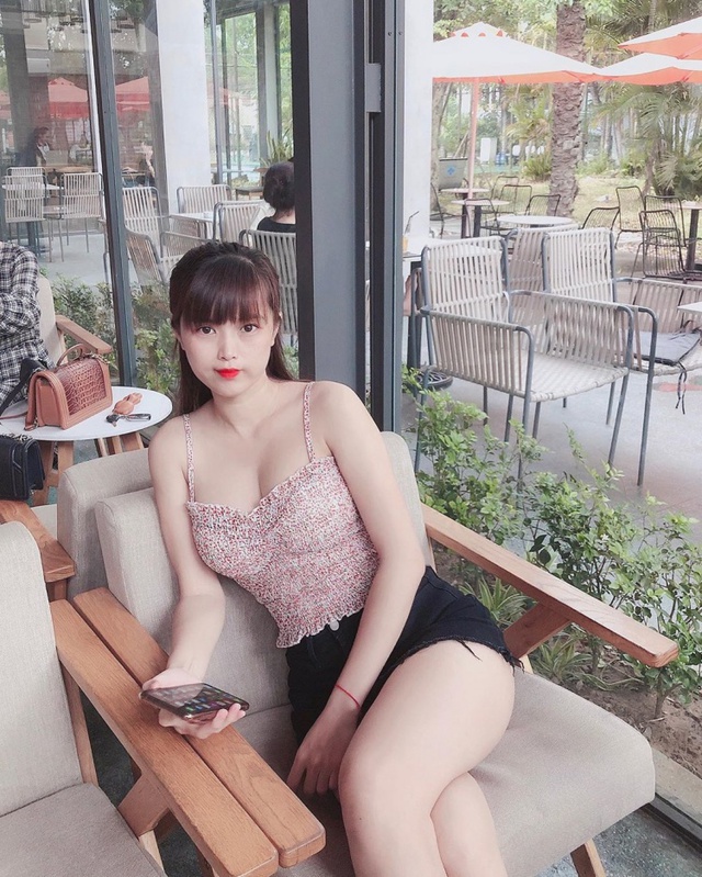 Cúi người buộc dây giày tạo ra khoảnh khắc gợi cảm, nàng hot girl bất ngờ trở nên nổi tiếng, lên cả báo nước ngoài - Ảnh 8.