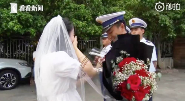 Xuất hiện hình ảnh cô gái diện váy xuyên thấu đến đám cưới, netizen ngán  ngẩm: Vô ý thật sự, khổ thân cô dâu!