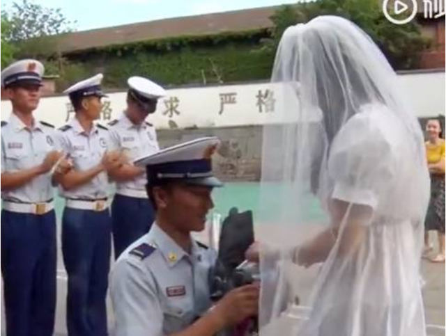 Bạn trai quá bận, cô gái tự mình mặc váy cưới và cầm hoa đến cầu hôn khiến dân tình cảm động - Ảnh 3.