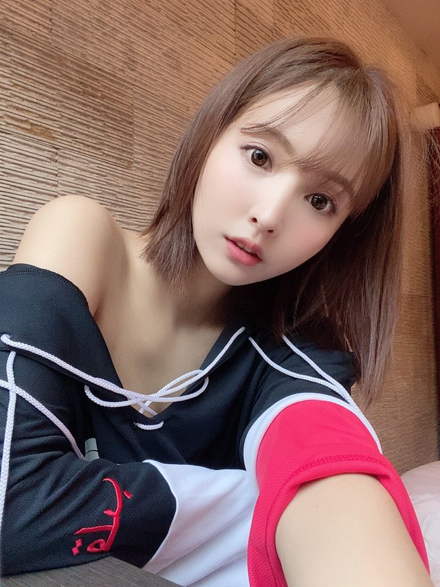 Chạm mốc nửa triệu người theo dõi trên TikTok, idol quốc dân Yua Mikami vui mừng cảm ơn fan hâm mộ - Ảnh 1.