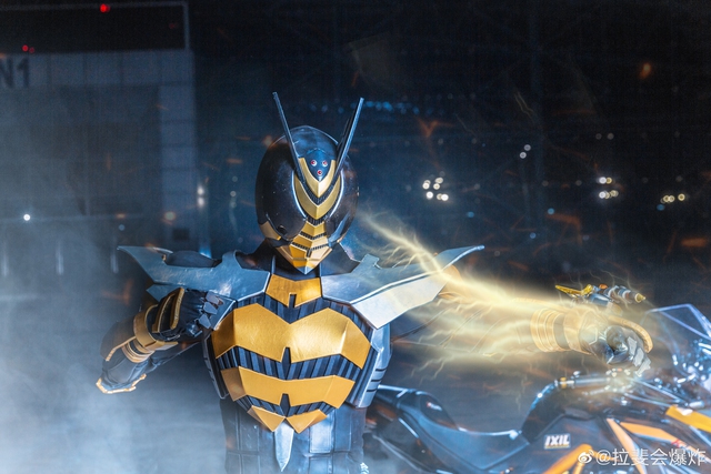 Ngắm bộ ảnh cosplay Kamen Rider The Bee siêu đẳng cấp của các fan - Ảnh 9.