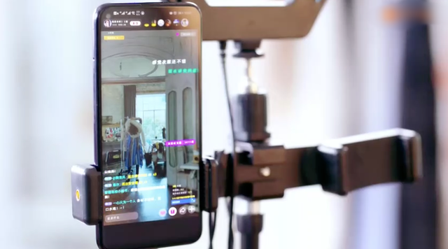 Vô tư cởi áo thay đồ ngay trên sóng livestream, Địch Lệ Nhiệt Ba khiến cộng đồng mạng tranh cãi dữ dội - Ảnh 3.