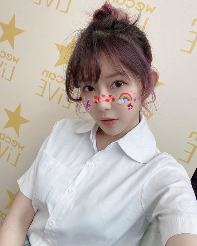 Cay cú vì thua game, nữ streamer xinh đẹp nhảy cẫng lên tiếc nuối, vô tình để lộ áo ngực ngay trên sóng - Ảnh 1.