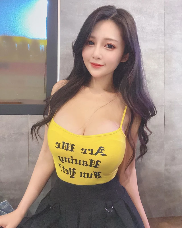 Hot girl 1 triệu follow hoảng hốt khi bị đặt trộm camera trong phòng thay quần áo, vội vàng lên kênh Youtube trần tình - Ảnh 1.