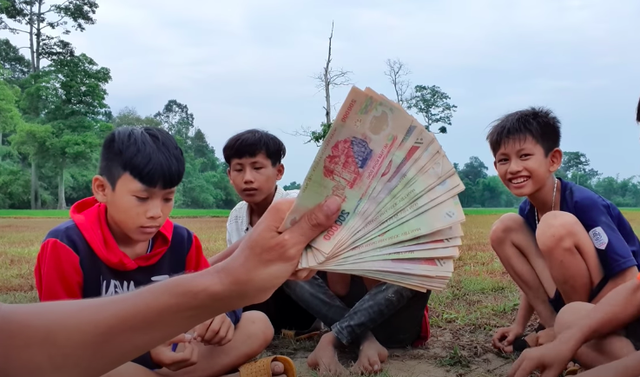 Youtuber nghèo nhất Việt Nam khoe thu nhập khủng, hé lộ số tiền trả cho người tham gia clip - Ảnh 2.