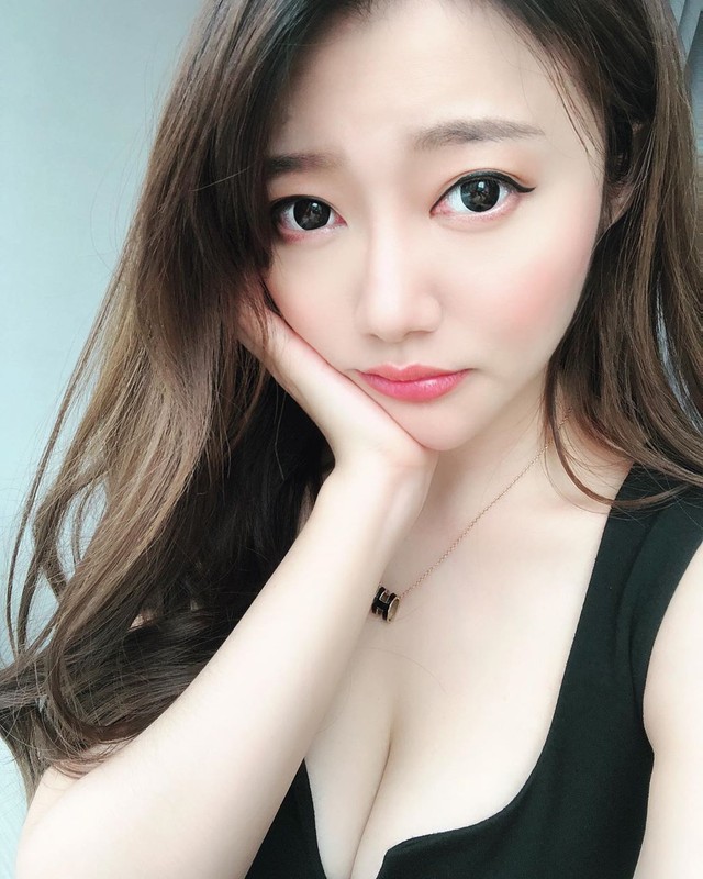 Cúi xuống thổi nến mừng sinh nhật, nàng hot girl gặp sự cố bất ngờ bởi vòng một ngoại cỡ - Ảnh 8.