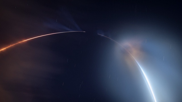 Màn phóng tàu thành công của SpaceX gây ra mây dạ quang - hiện tượng thiên nhiên hiếm gặp và đẹp mê hồn - Ảnh 2.