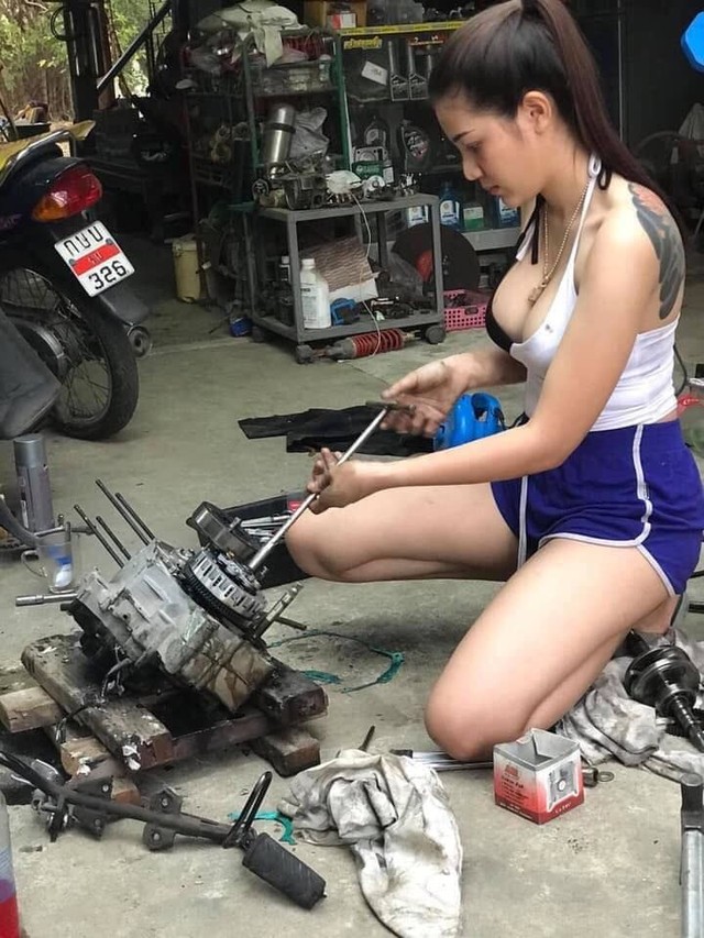 Ăn vận gợi cảm ngồi sửa xe máy rất chuyên nghiệp, cô gái xinh đẹp khiến cộng đồng mạng xôn xao, hào hứng xin info - Ảnh 2.