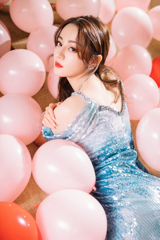 Cắt tóc ngắn khác lạ, Địch Lệ Nhiệt Ba khiến fan sốc nặng, không nhận ra thần tượng - Ảnh 1.