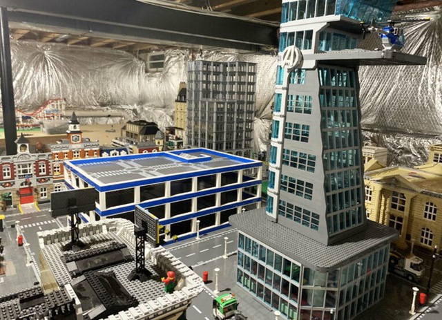 Anh chàng này đã dành 5 năm để xây dựng 1 thành phố LEGO rộng lớn trị giá hơn 2 tỉ đồng, có cả tòa tháp Avengers hẳn hoi - Ảnh 2.