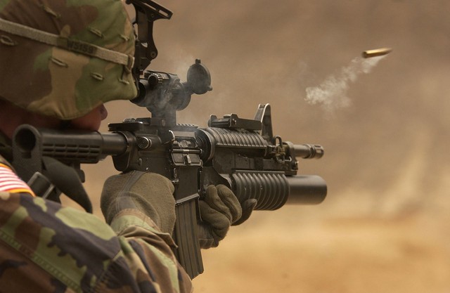 Súng M4A1 có gì xứng tầm để đối chọi với huyền thoại AK47? - Ảnh 1.