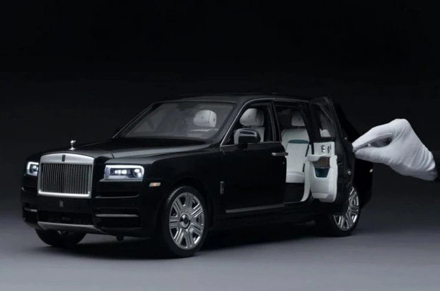 Ngắm Rolls Royce Cullinan phiên bản mô hình có giá sương sương bằng một chiếc xe hơi thật - Ảnh 1.