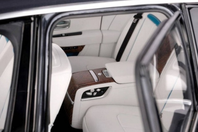 Ngắm Rolls Royce Cullinan phiên bản mô hình có giá sương sương bằng một chiếc xe hơi thật - Ảnh 5.