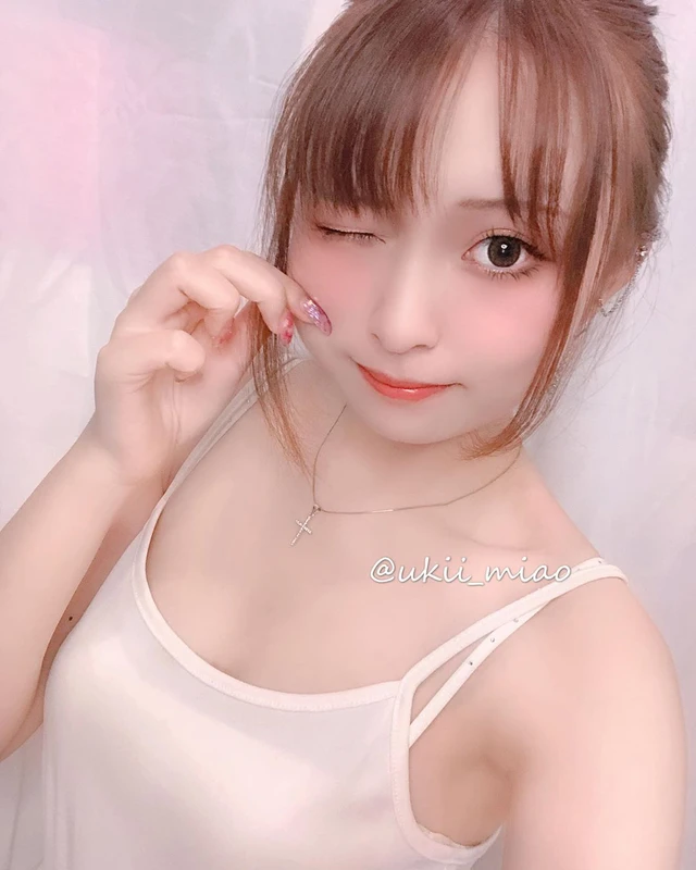 Học theo trend ấn bút bi vào ngực để đọ lực đàn hồi, các cô nàng hot girl Hong Kong khiến cộng đồng mạng trầm trồ - Ảnh 8.