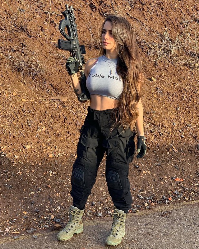 Body căng đét của cực binh sĩ Isarel khiến fan PUBG mê mẩn: Nữ hoàng súng đạn, biểu tượng của nữ quyền - Ảnh 20.