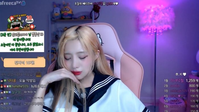 Bị nghi ngờ chuyển giới, nữ streamer công khai thẻ căn cước ngay trên sóng, nhưng lại bị fan tìm ra một chi tiết đáng ngờ - Ảnh 1.