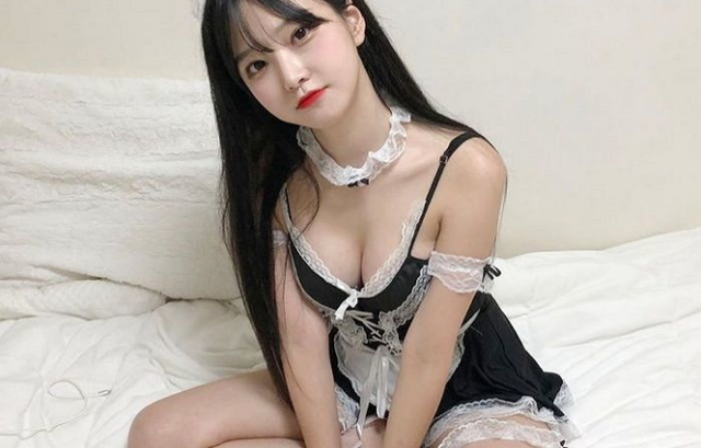 Mặc áo bó sát rồi để lộ chi tiết nhạy cảm ngay trên sóng, nữ streamer xinh đẹp vội vàng sửa sai nhưng không kịp - Ảnh 5.