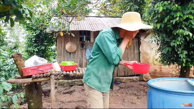 Youtuber nghèo nhất Việt Nam chia sẻ cuộc sống thay đổi sau một năm làm vlog: sửa được nhà, mua được máy quay, xe mới - Ảnh 2.