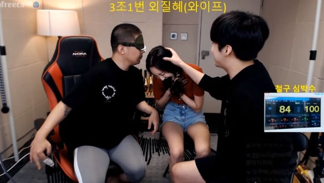 Làm thử thách bịt mắt, chỉ ngửi và sờ 9 hot girl để tìm ra bạn gái của mình, anh chàng Youtuber số hưởng khiến fan hào hứng tột độ - Ảnh 4.