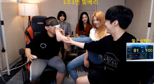 Làm thử thách bịt mắt, chỉ ngửi và sờ 9 hot girl để tìm ra bạn gái của mình, anh chàng Youtuber số hưởng khiến fan hào hứng tột độ - Ảnh 5.