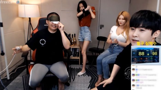 Làm thử thách bịt mắt, chỉ ngửi và sờ 9 hot girl để tìm ra bạn gái của mình, anh chàng Youtuber số hưởng khiến fan hào hứng tột độ - Ảnh 8.