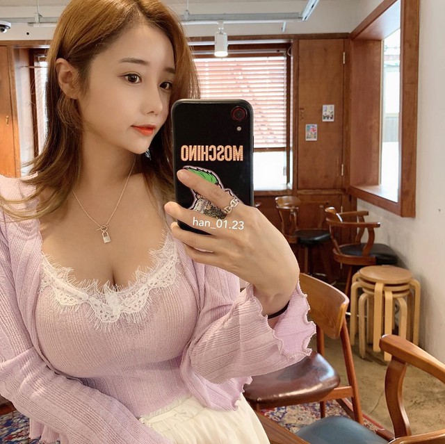 Đẹp nhẹ nhàng và đầy nữ tính, nàng hot girl lập nhẹ trang cá nhân cũng thu hút tới cả trăm nghìn người follow - Ảnh 3.