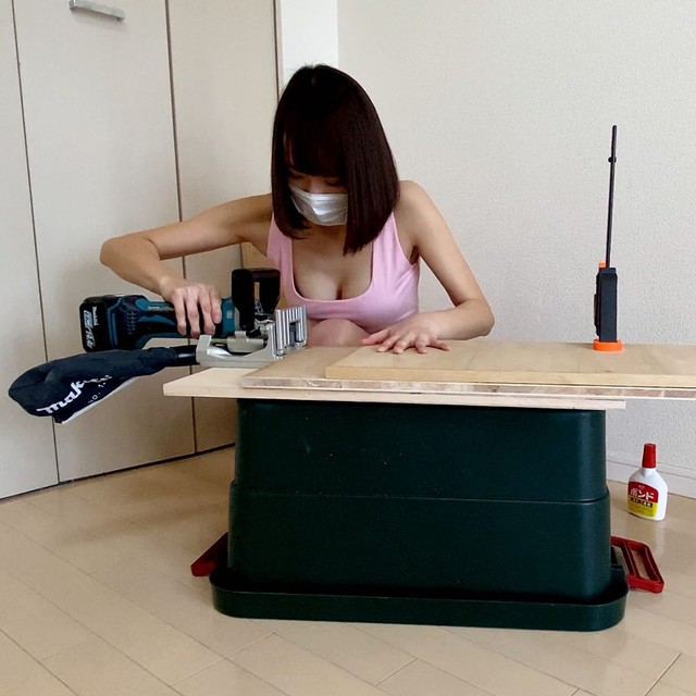 Tỏ vẻ am hiểu, dạy người xem cách làm giá sách trên sóng, nữ streamer xinh đẹp vô tình vướng sự cố lộ hàng mà không hay biết - Ảnh 6.