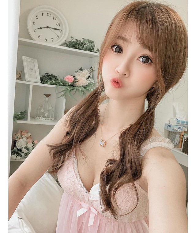 Khoe với cộng đồng mạng cách giải nhiệt mùa hè của mình, cô giáo hot girl nhận cả rổ gạch đá từ phía cộng đồng mạng - Ảnh 8.