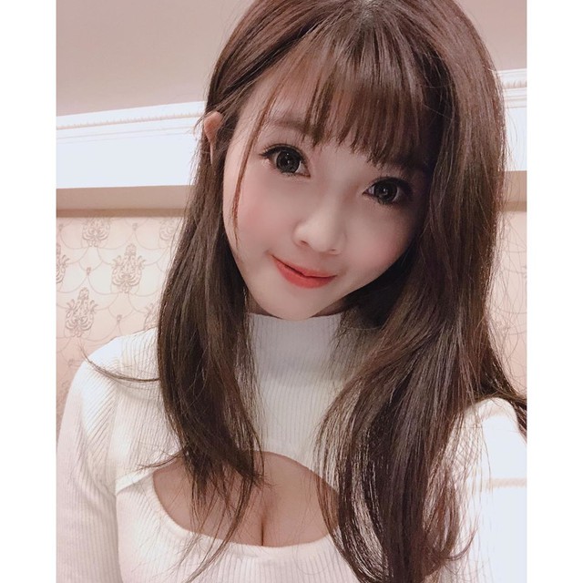 Khoe với cộng đồng mạng cách giải nhiệt mùa hè của mình, cô giáo hot girl nhận cả rổ gạch đá từ phía cộng đồng mạng - Ảnh 10.