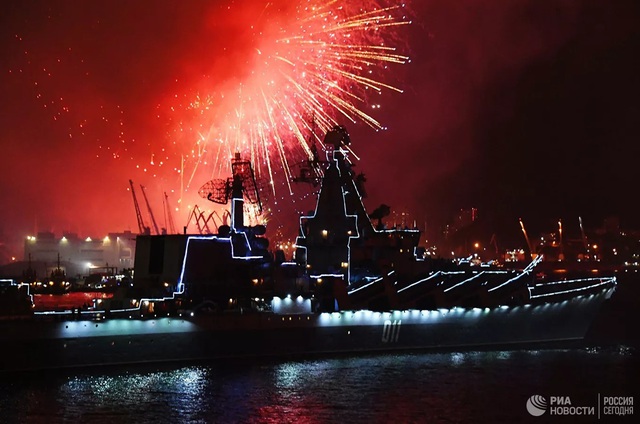 Chiêm ngưỡng 250 tàu chiến khủng của Nga trong lễ duyệt binh mừng ngày hải quân - Ảnh 9.
