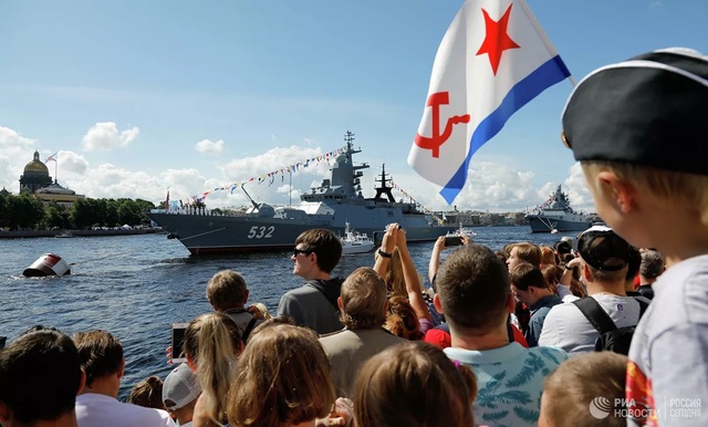 Chiêm ngưỡng 250 tàu chiến khủng của Nga trong lễ duyệt binh mừng ngày hải quân - Ảnh 3.