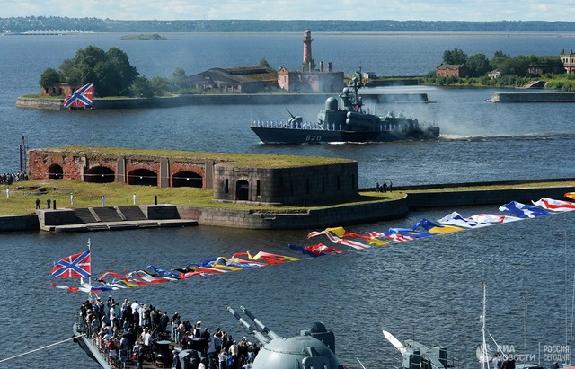 Chiêm ngưỡng 250 tàu chiến khủng của Nga trong lễ duyệt binh mừng ngày hải quân - Ảnh 5.