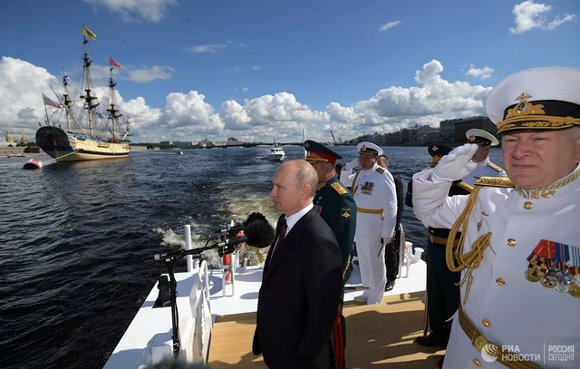 Chiêm ngưỡng 250 tàu chiến khủng của Nga trong lễ duyệt binh mừng ngày hải quân - Ảnh 6.