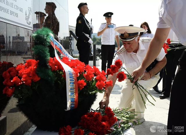 Chiêm ngưỡng 250 tàu chiến khủng của Nga trong lễ duyệt binh mừng ngày hải quân - Ảnh 7.
