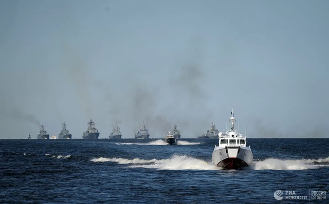 Chiêm ngưỡng 250 tàu chiến khủng của Nga trong lễ duyệt binh mừng ngày hải quân - Ảnh 8.