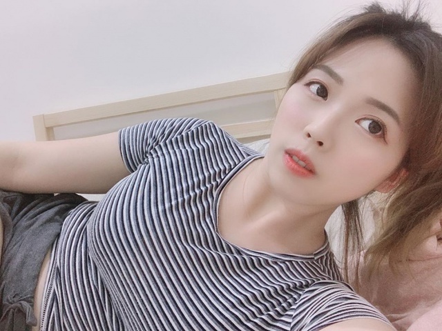 Chẳng làm gì, chỉ nằm ngủ với mèo cưng trên sóng, nữ streamer cũng khiến cả nghìn người theo dõi, lặng yên nhìn ngắm - Ảnh 1.