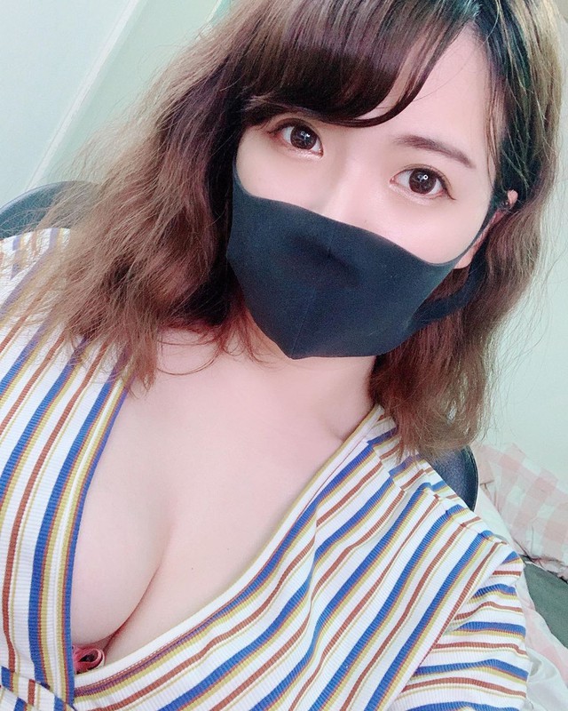 Chẳng làm gì, chỉ nằm ngủ với mèo cưng trên sóng, nữ streamer cũng khiến cả nghìn người theo dõi, lặng yên nhìn ngắm - Ảnh 7.