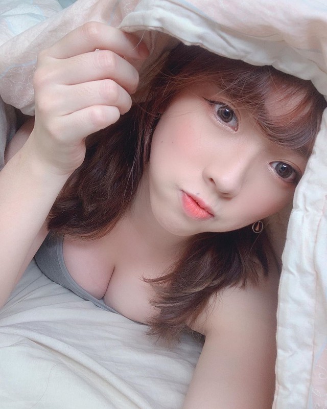 Chẳng làm gì, chỉ nằm ngủ với mèo cưng trên sóng, nữ streamer cũng khiến cả nghìn người theo dõi, lặng yên nhìn ngắm - Ảnh 8.