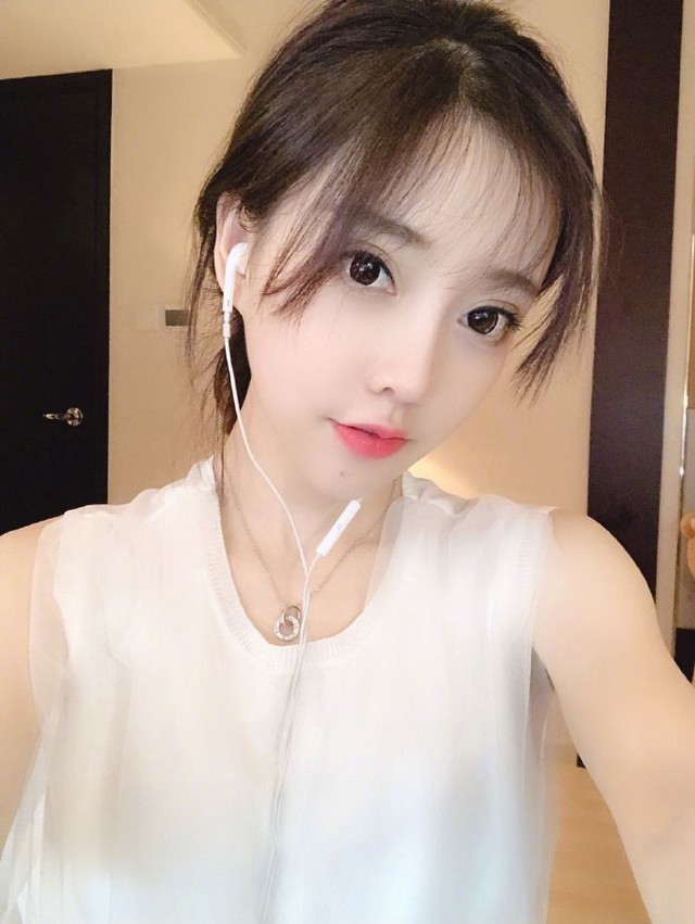 Đang là nữ thần trong mắt cả trăm triệu người, hình tượng của cô nàng streamer này bất ngờ sụp đổ chỉ vì một chi tiết khi lên sóng - Ảnh 1.