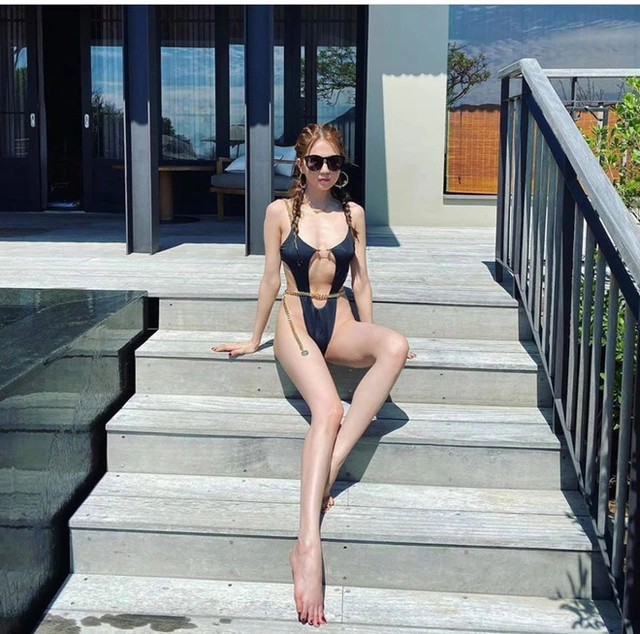 Bị chê gầy gò, Ngọc Trinh khoe body nóng bỏng trong bộ bikini không thể sexy hơn - Ảnh 2.