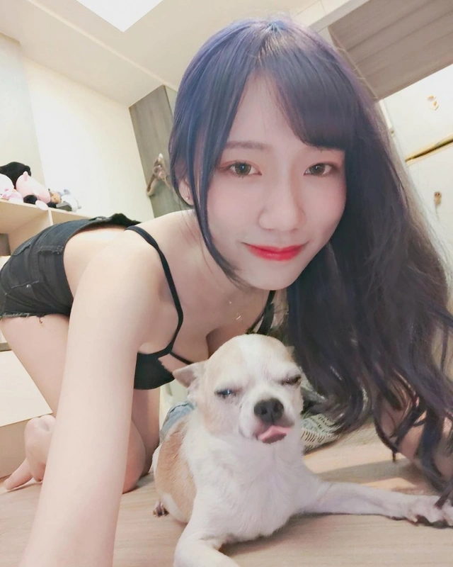 Đăng ảnh check in với chó mèo, nàng hot girl khiến cộng đồng mạng cảm thán Xin được làm thú cưng của cậu - Ảnh 1.