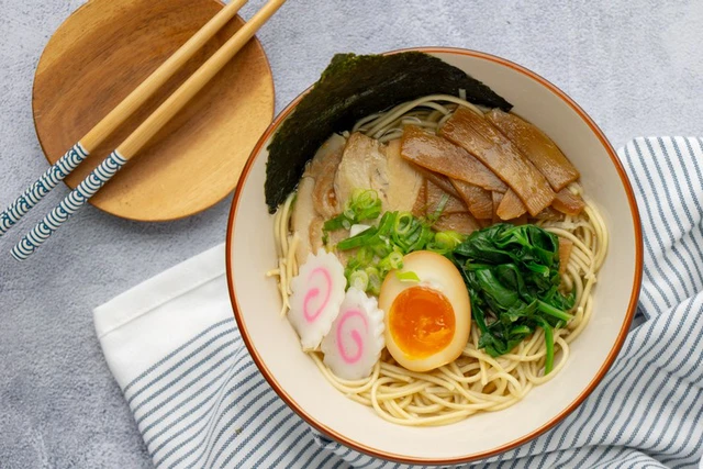 Dr Stone: Món ramen làm từ cỏ đuôi chồn của Senku ngoài đời thật trông như thế nào? - Ảnh 3.
